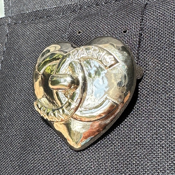 Chanel 22B GOLD HEART CC LOGO SMALL BROOCH CHARM PIN. - Picture 10 of 15